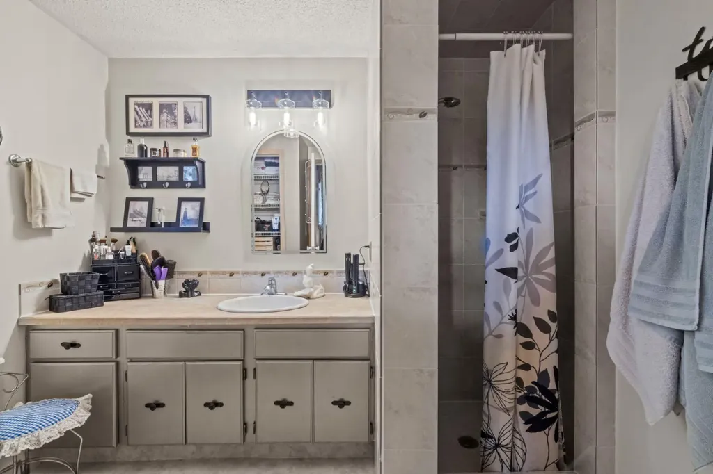 13005 6 Street SW Calgary AB T2W 4J8