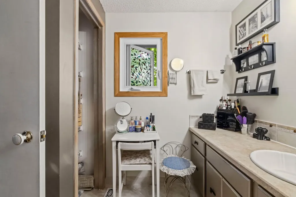 13005 6 Street SW Calgary AB T2W 4J8