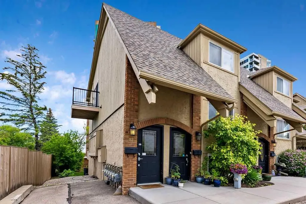 2204 Paliswood Road SW Calgary AB T2V 4Y6