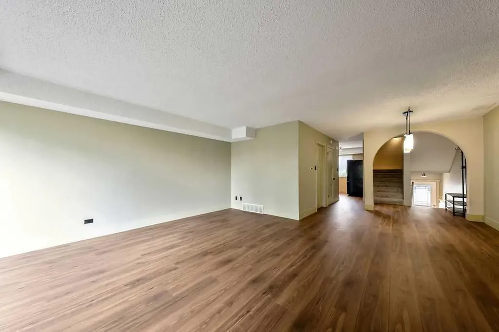 2204 Paliswood Road SW Calgary AB T2V 4Y6