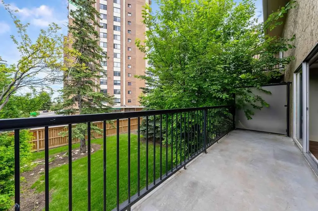 2204 Paliswood Road SW Calgary AB T2V 4Y6