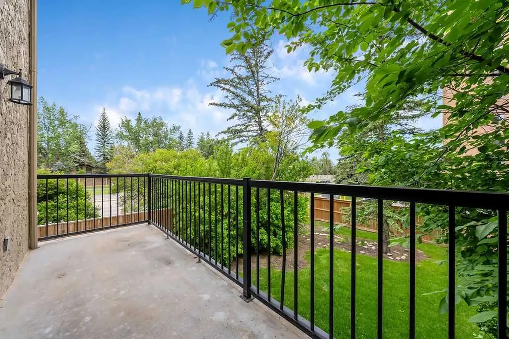 2204 Paliswood Road SW Calgary AB T2V 4Y6