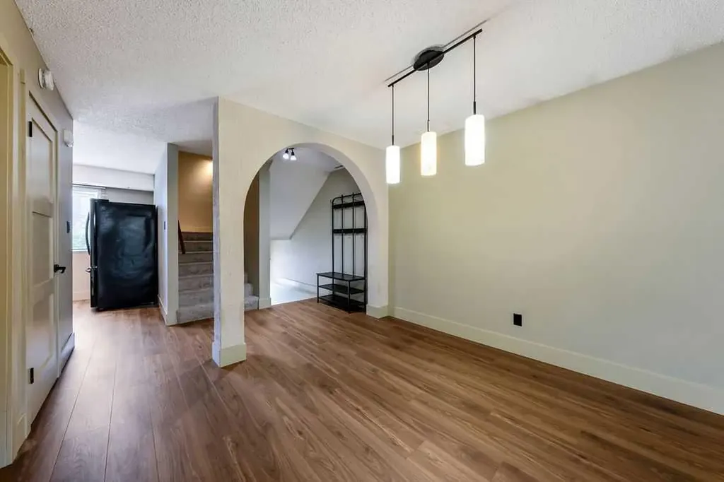 2204 Paliswood Road SW Calgary AB T2V 4Y6