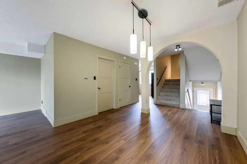 2204 Paliswood Road SW Calgary AB T2V 4Y6