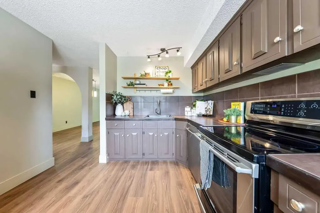 2204 Paliswood Road SW Calgary AB T2V 4Y6