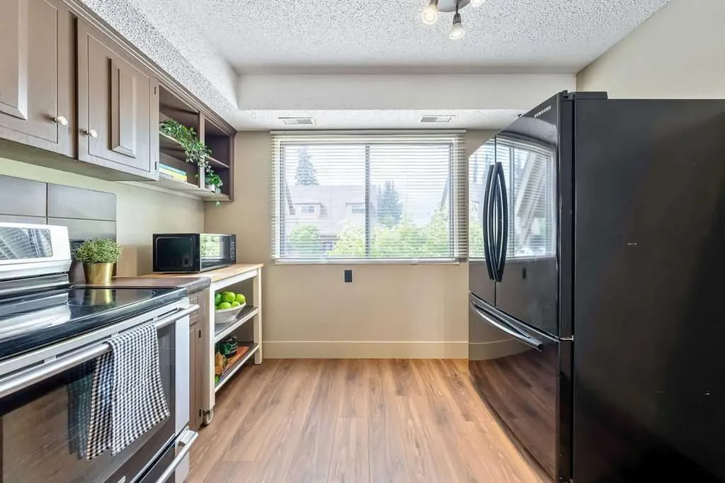 2204 Paliswood Road SW Calgary AB T2V 4Y6
