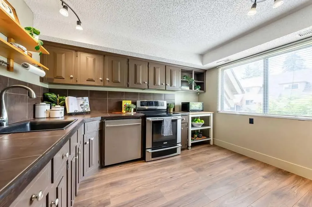 2204 Paliswood Road SW Calgary AB T2V 4Y6
