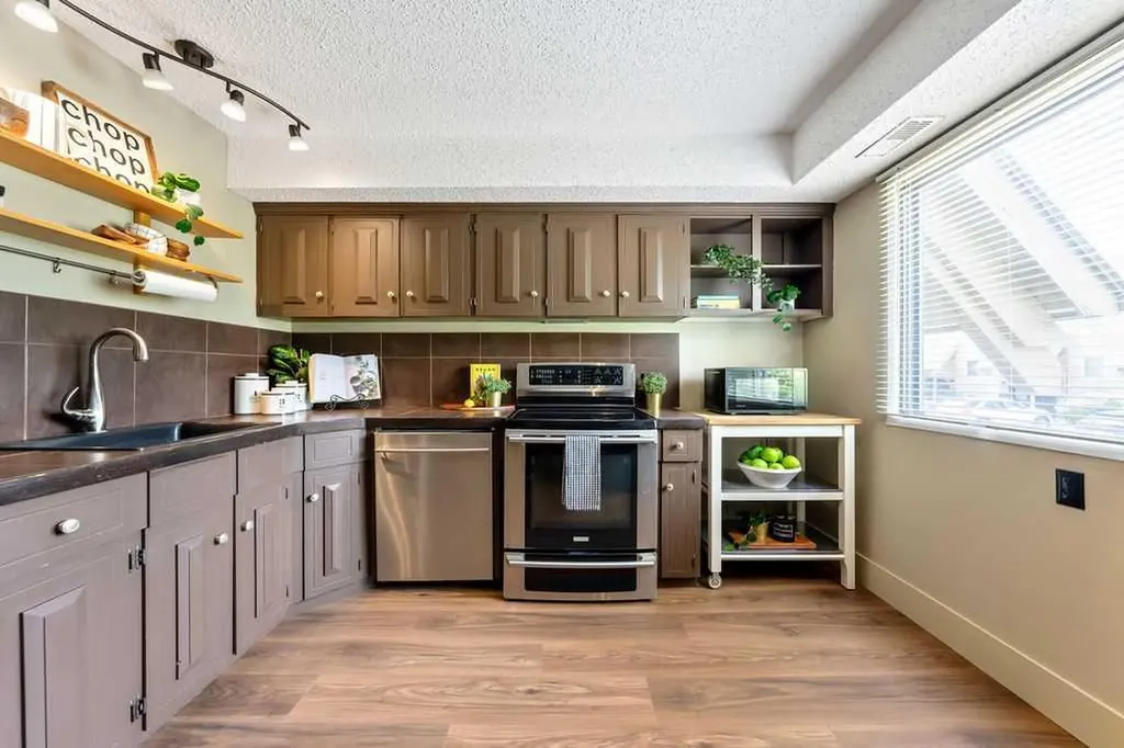 2204 Paliswood Road SW Calgary AB T2V 4Y6