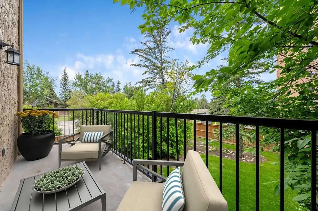 2204 Paliswood Road SW Calgary AB T2V 4Y6