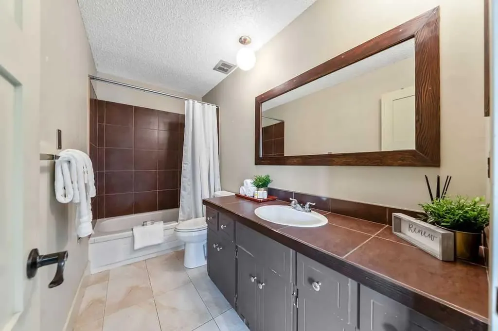 2204 Paliswood Road SW Calgary AB T2V 4Y6