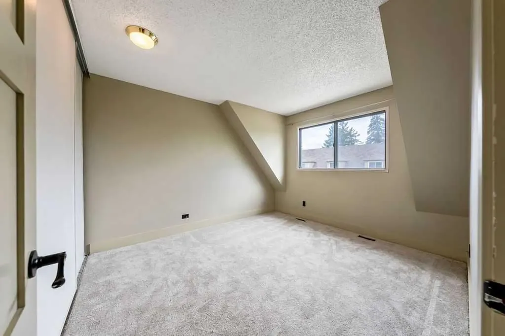 2204 Paliswood Road SW Calgary AB T2V 4Y6