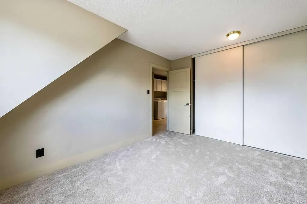 2204 Paliswood Road SW Calgary AB T2V 4Y6
