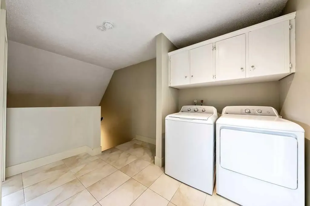 2204 Paliswood Road SW Calgary AB T2V 4Y6