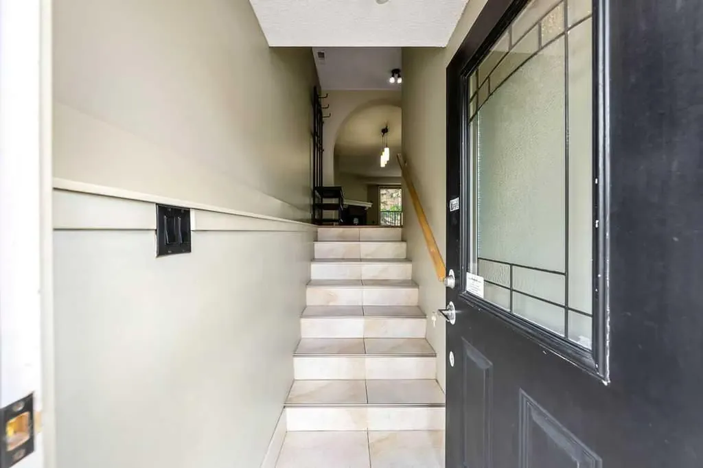 2204 Paliswood Road SW Calgary AB T2V 4Y6