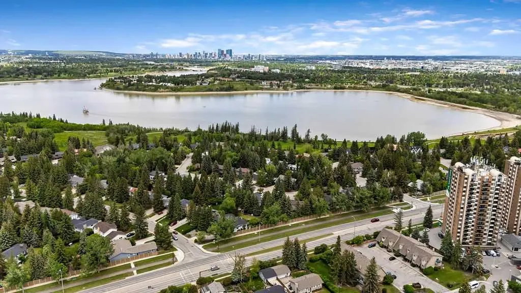 2204 Paliswood Road SW Calgary AB T2V 4Y6
