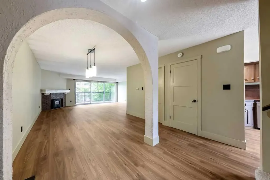 2204 Paliswood Road SW Calgary AB T2V 4Y6
