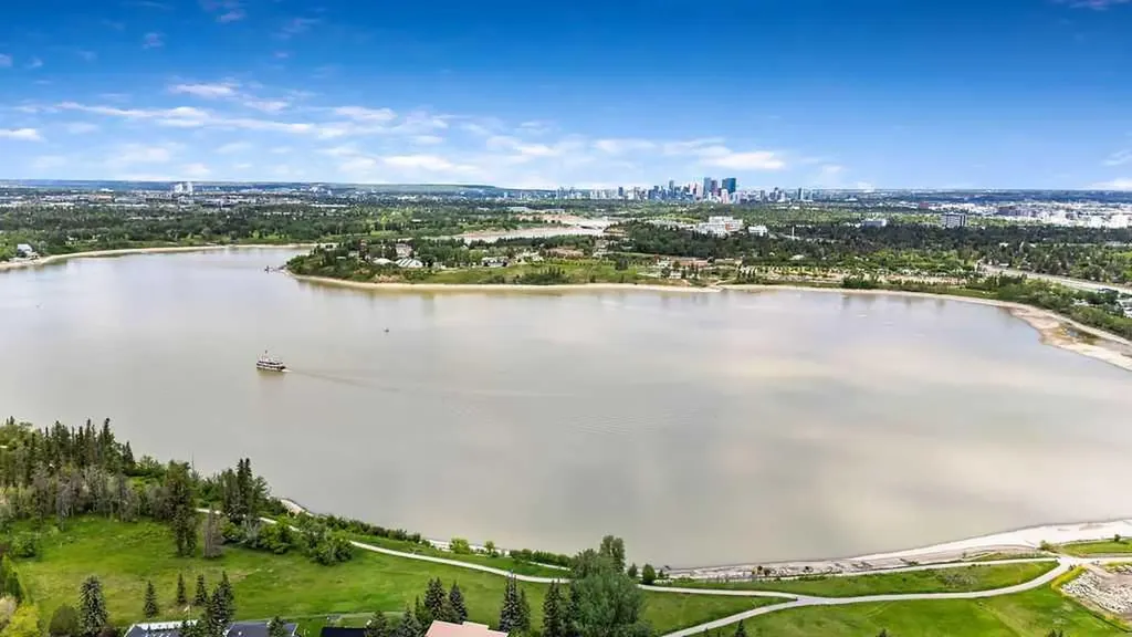 2204 Paliswood Road SW Calgary AB T2V 4Y6