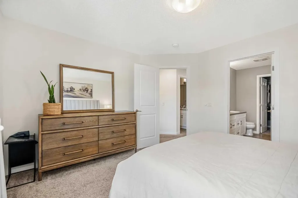 6 Kingsbury Close SE Airdrie AB T4A 0R3