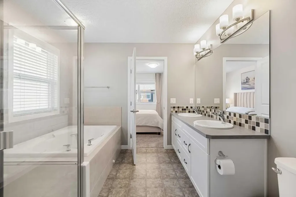 6 Kingsbury Close SE Airdrie AB T4A 0R3