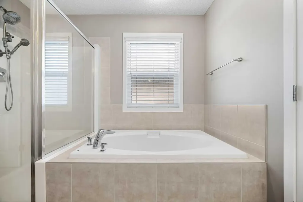 6 Kingsbury Close SE Airdrie AB T4A 0R3