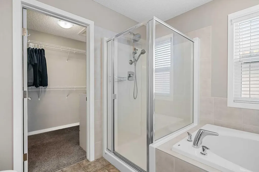 6 Kingsbury Close SE Airdrie AB T4A 0R3