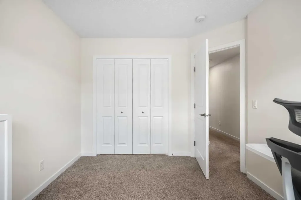 6 Kingsbury Close SE Airdrie AB T4A 0R3