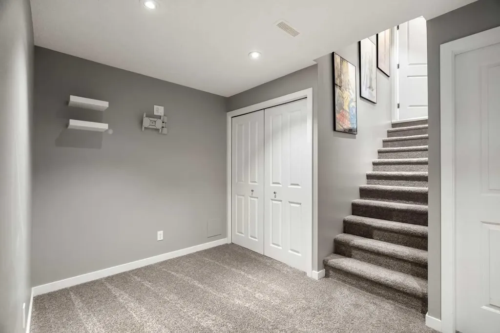 6 Kingsbury Close SE Airdrie AB T4A 0R3