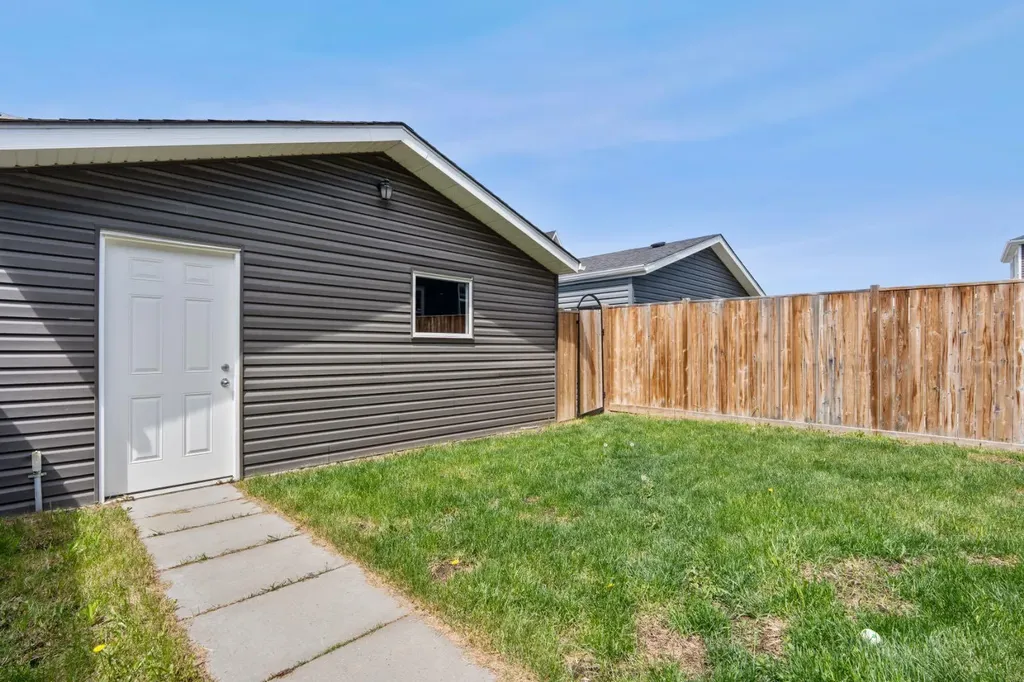 31 Red Embers Lane NE Calgary AB T3N 1B6