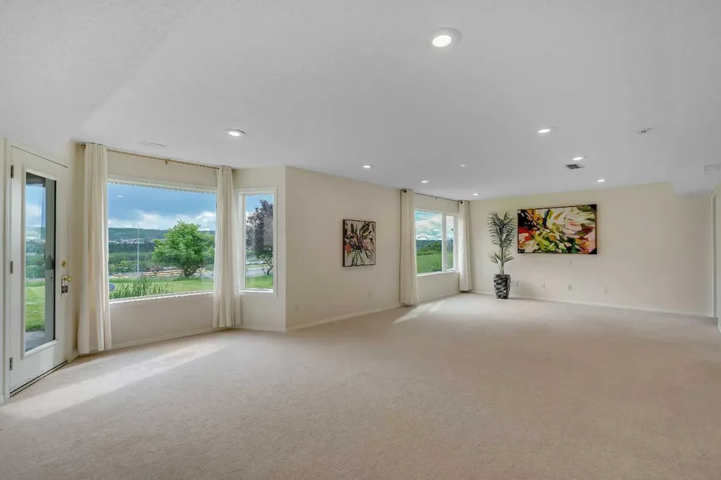 78 Scimitar View NW Calgary AB T3L 2B5