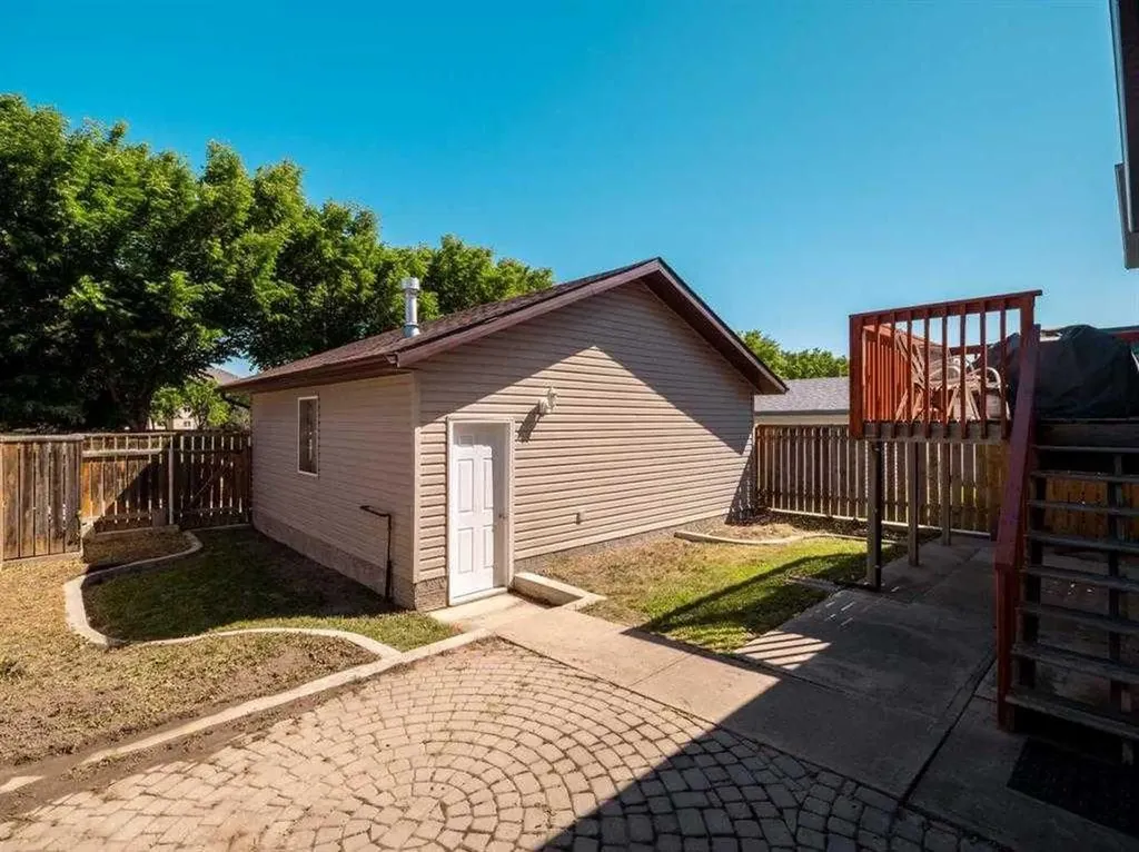 33 Peigan Court W Lethbridge AB T1K 6J4