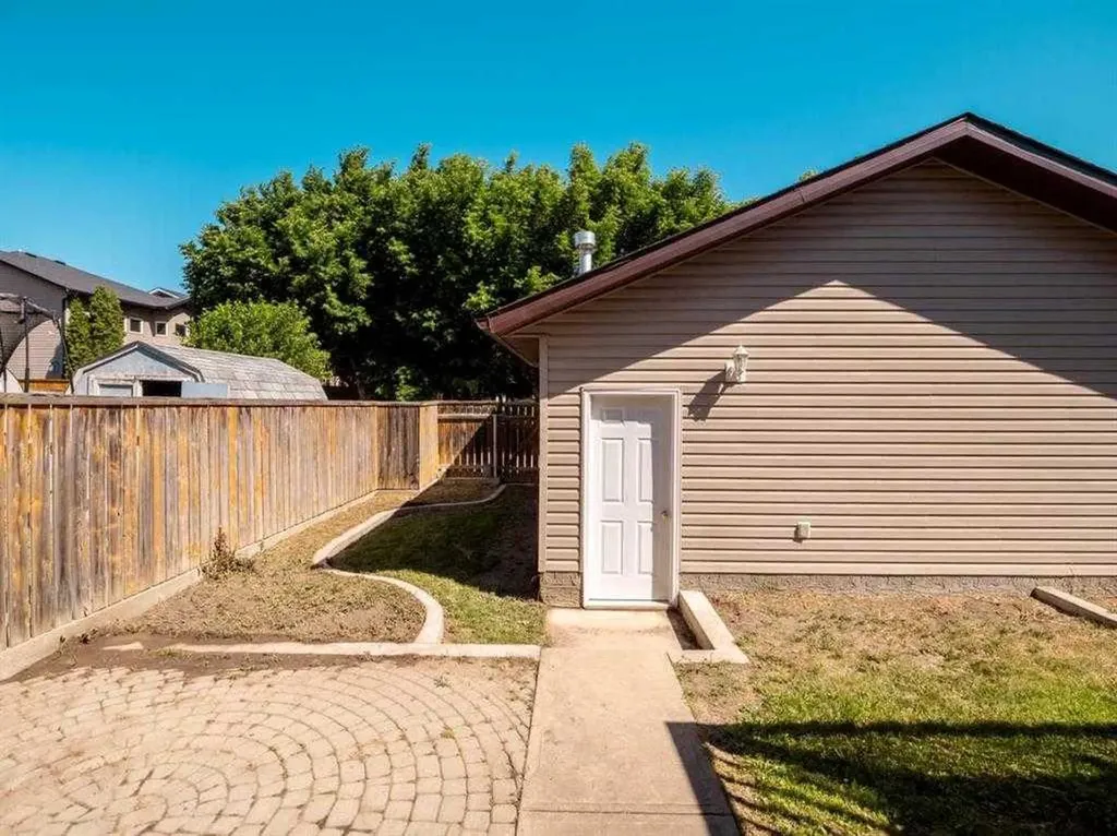 33 Peigan Court W Lethbridge AB T1K 6J4