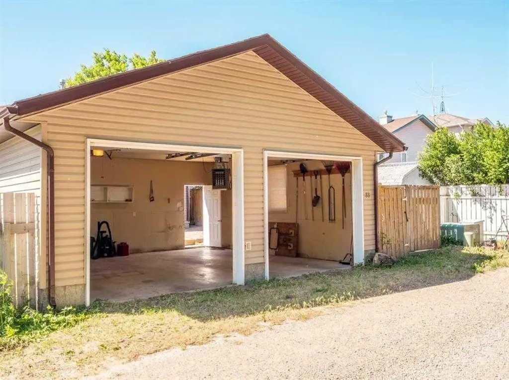 33 Peigan Court W Lethbridge AB T1K 6J4