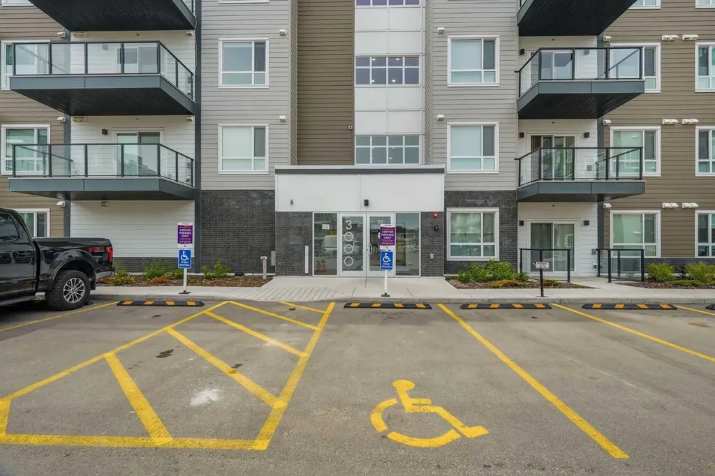 33 Carringham Gate NW Calgary AB T3P2H6