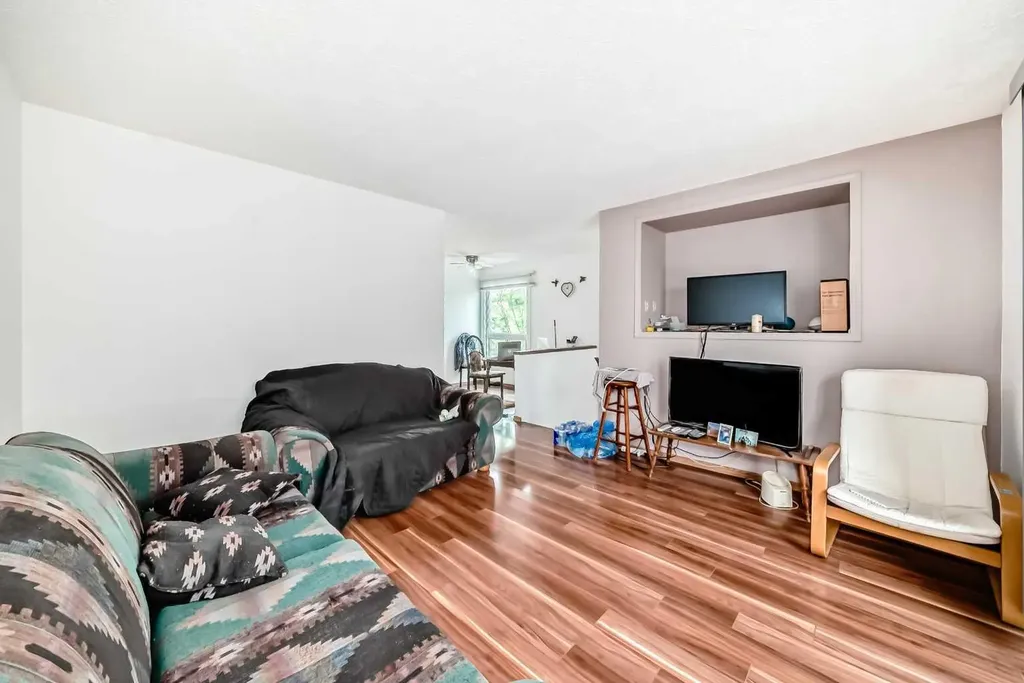4218 38 Street NE Calgary AB T1Y 5S7
