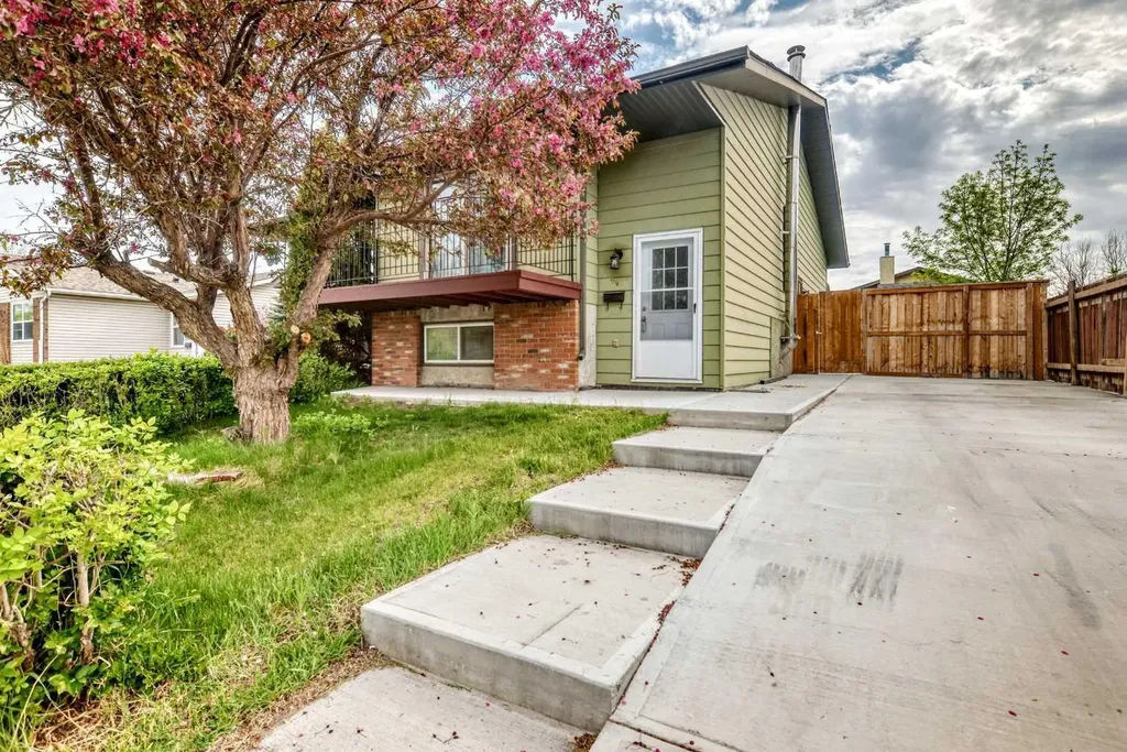 4218 38 Street NE Calgary AB T1Y 5S7