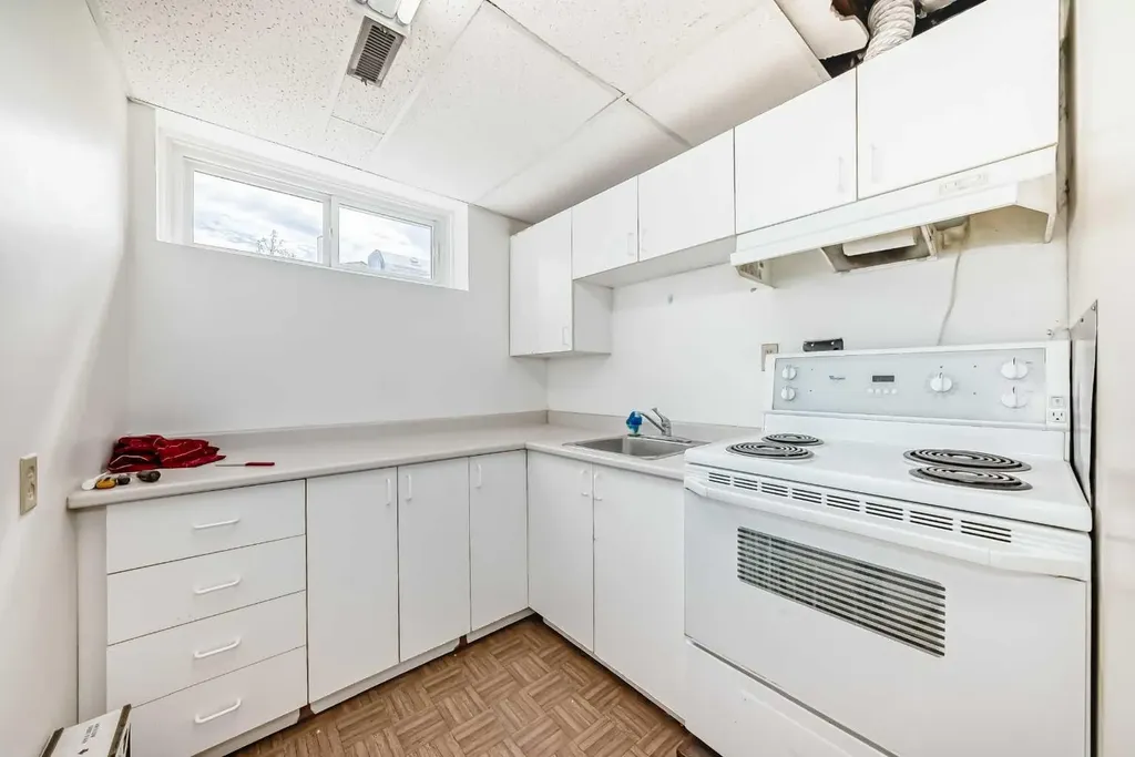4218 38 Street NE Calgary AB T1Y 5S7