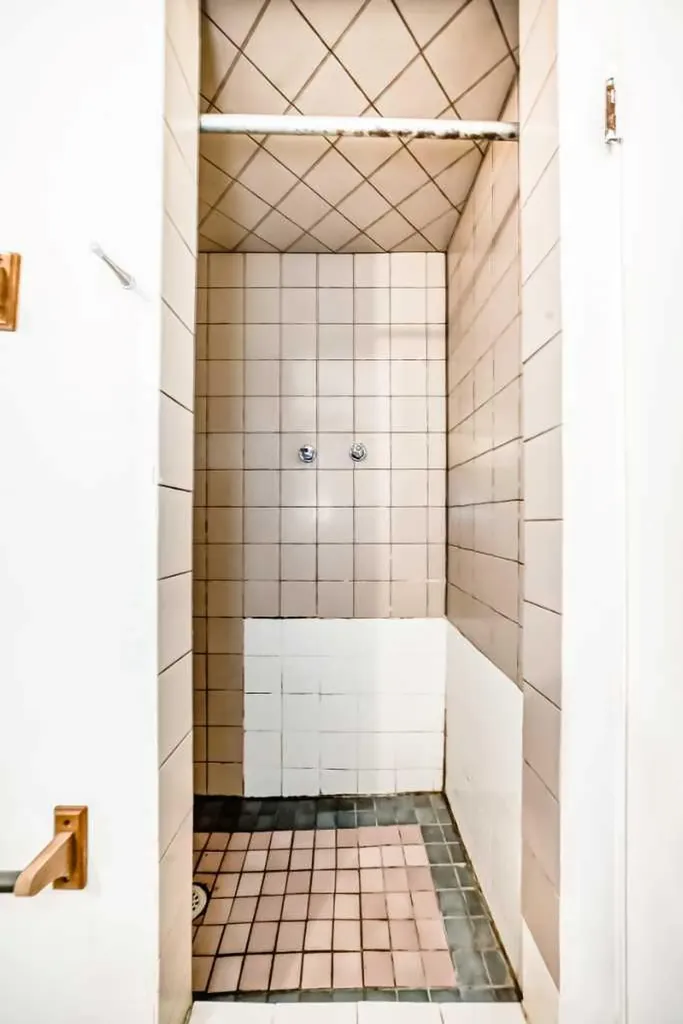 4218 38 Street NE Calgary AB T1Y 5S7
