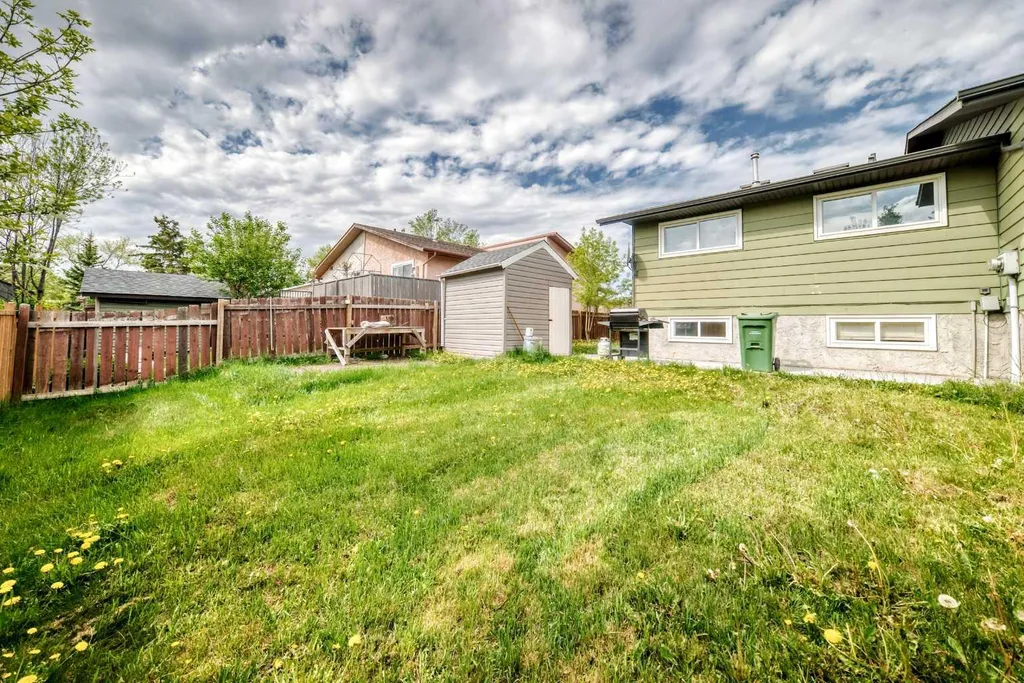 4218 38 Street NE Calgary AB T1Y 5S7