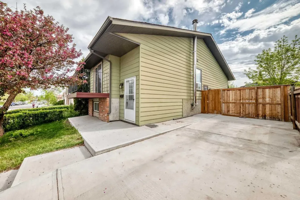 4218 38 Street NE Calgary AB T1Y 5S7