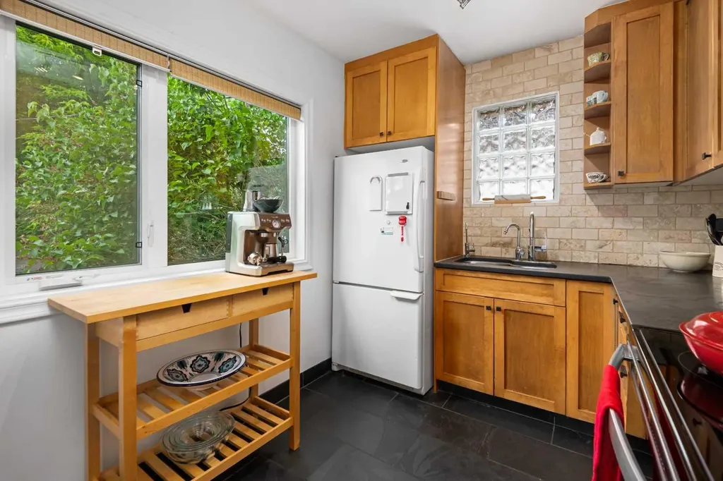 2521 16a Street NW Calgary AB T2M 3R5