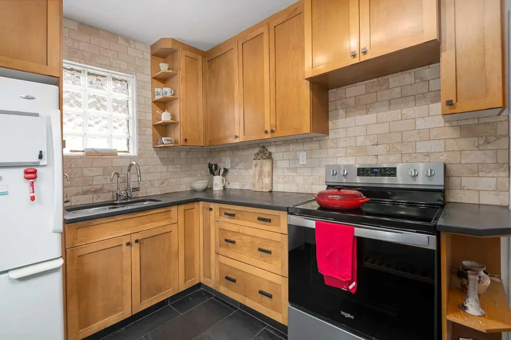 2521 16a Street NW Calgary AB T2M 3R5