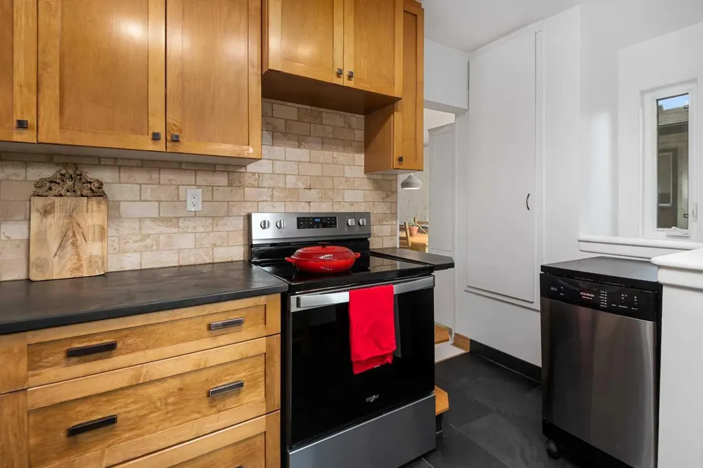 2521 16a Street NW Calgary AB T2M 3R5