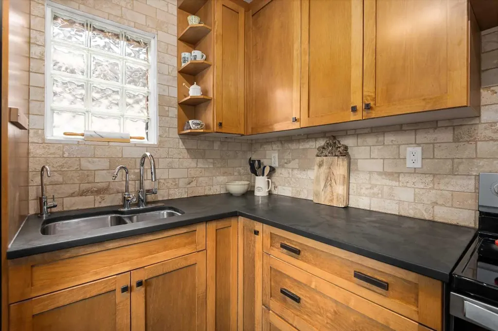 2521 16a Street NW Calgary AB T2M 3R5