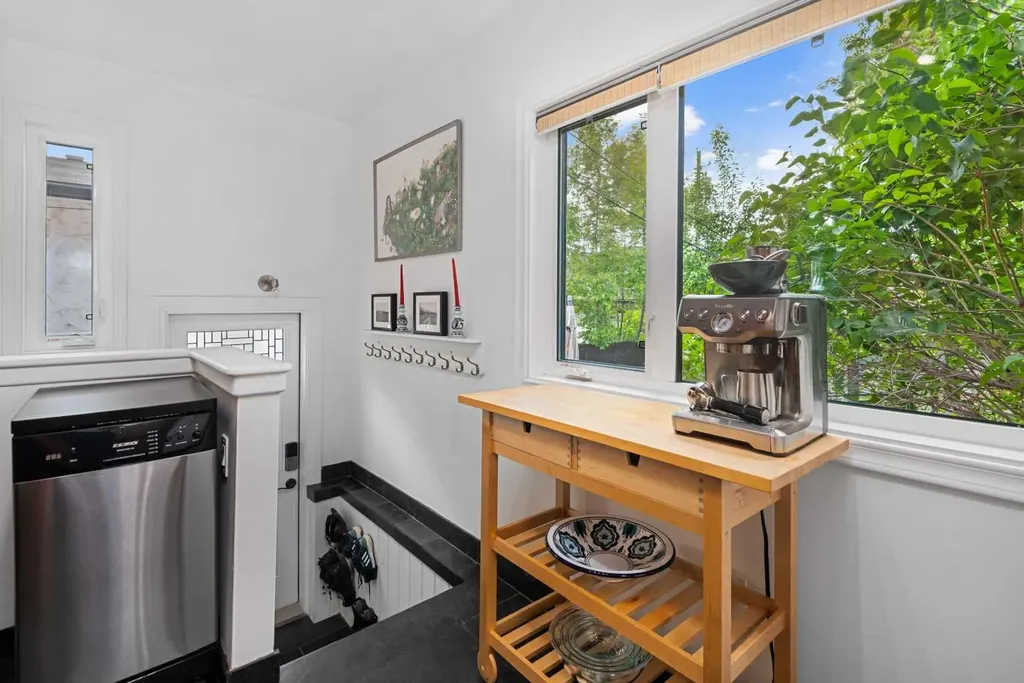 2521 16a Street NW Calgary AB T2M 3R5