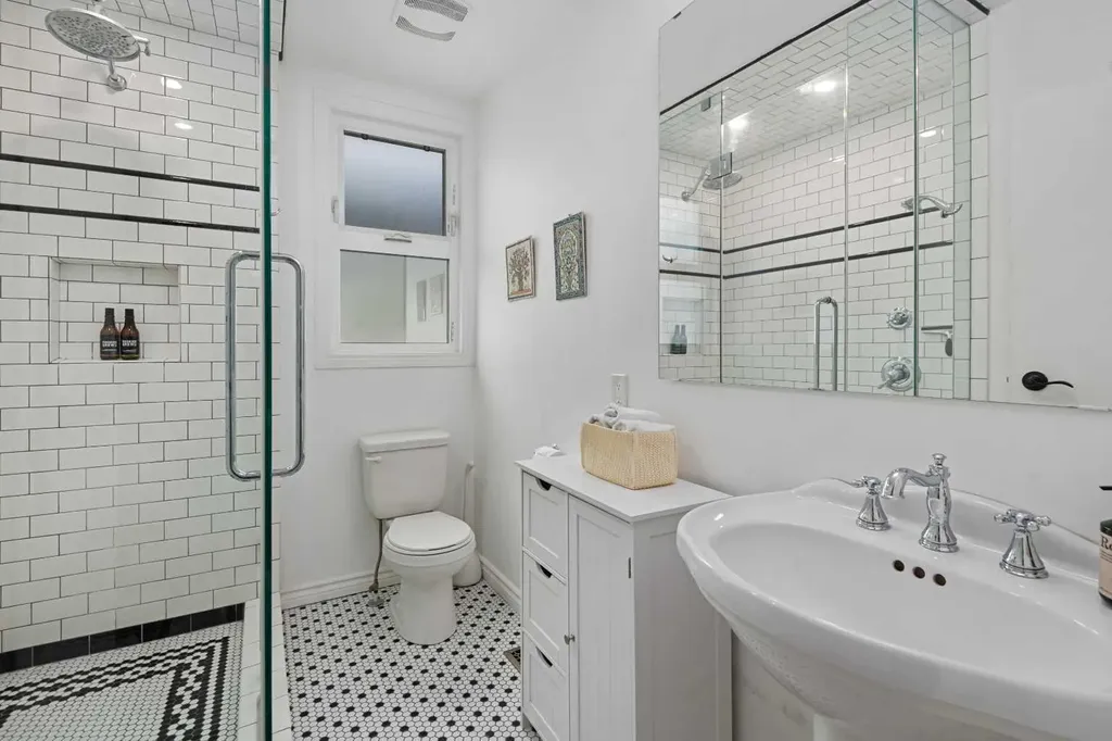 2521 16a Street NW Calgary AB T2M 3R5