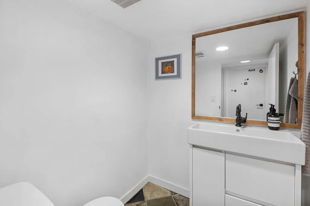 2521 16a Street NW Calgary AB T2M 3R5