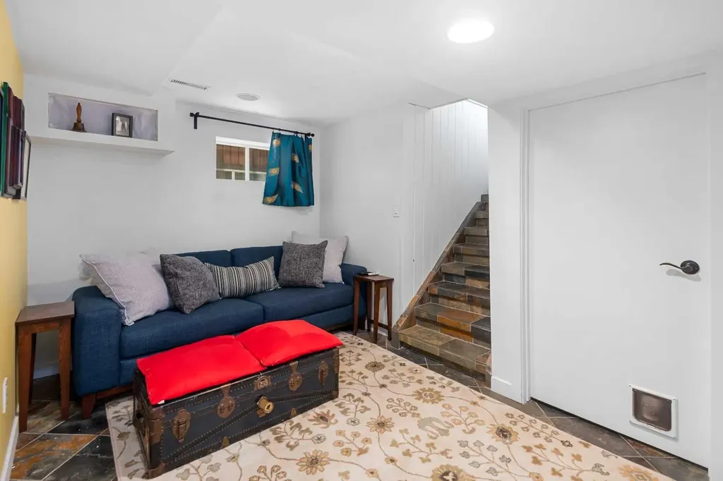2521 16a Street NW Calgary AB T2M 3R5