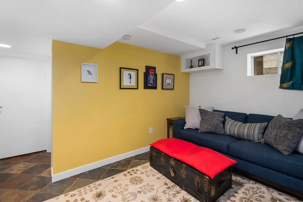 2521 16a Street NW Calgary AB T2M 3R5