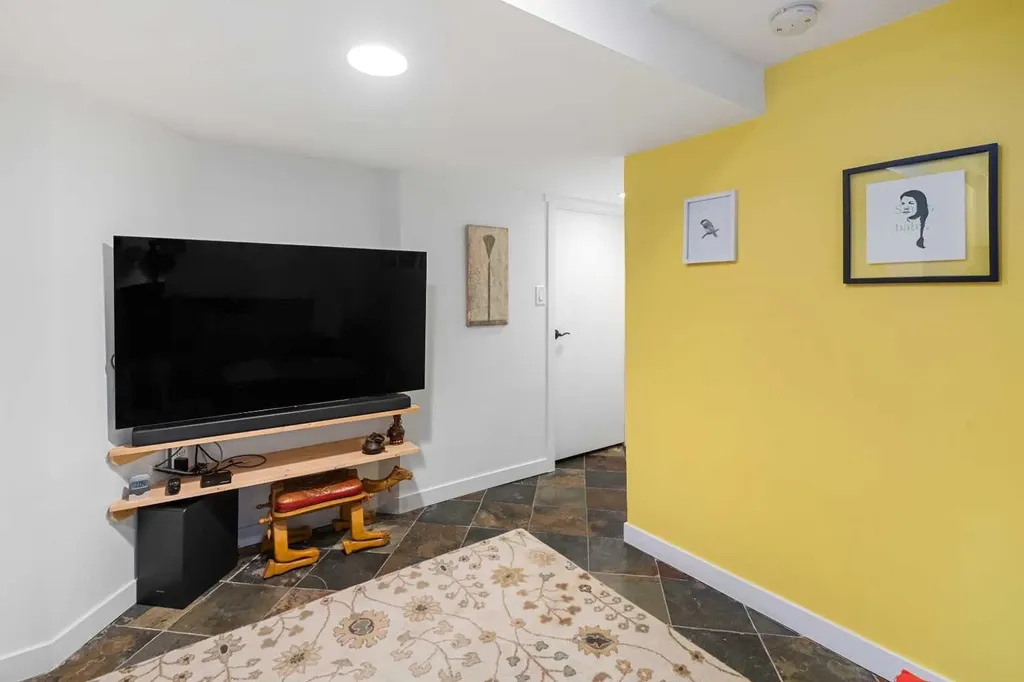 2521 16a Street NW Calgary AB T2M 3R5