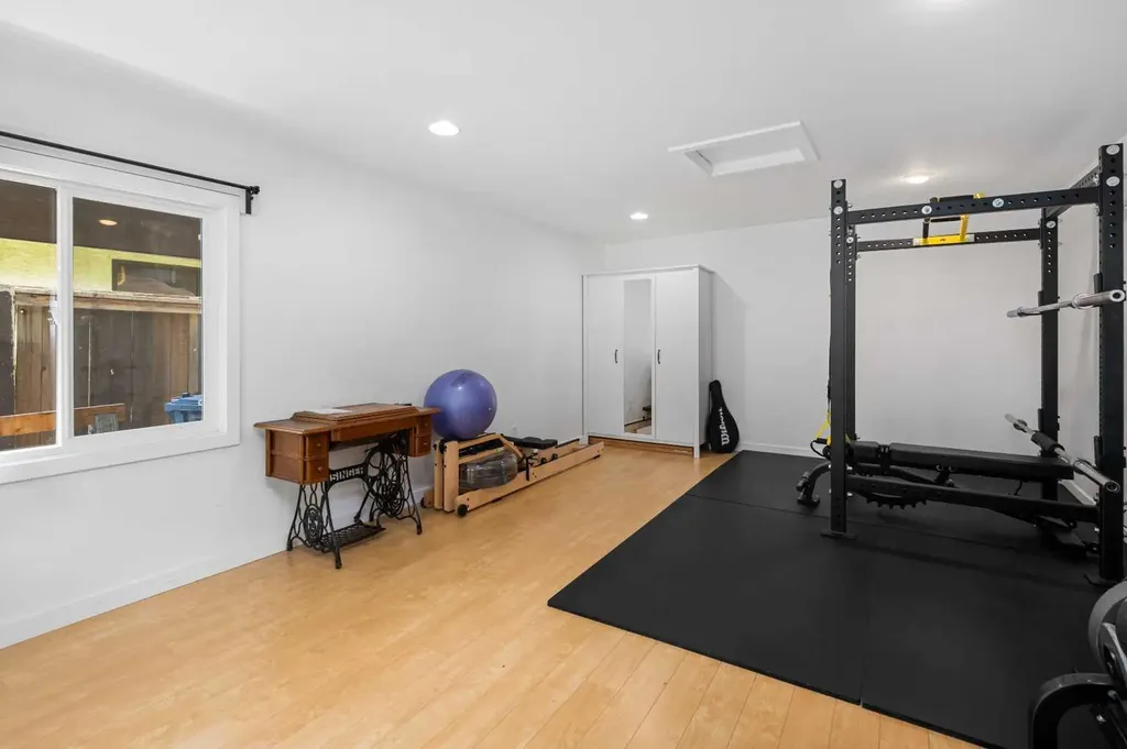 2521 16a Street NW Calgary AB T2M 3R5